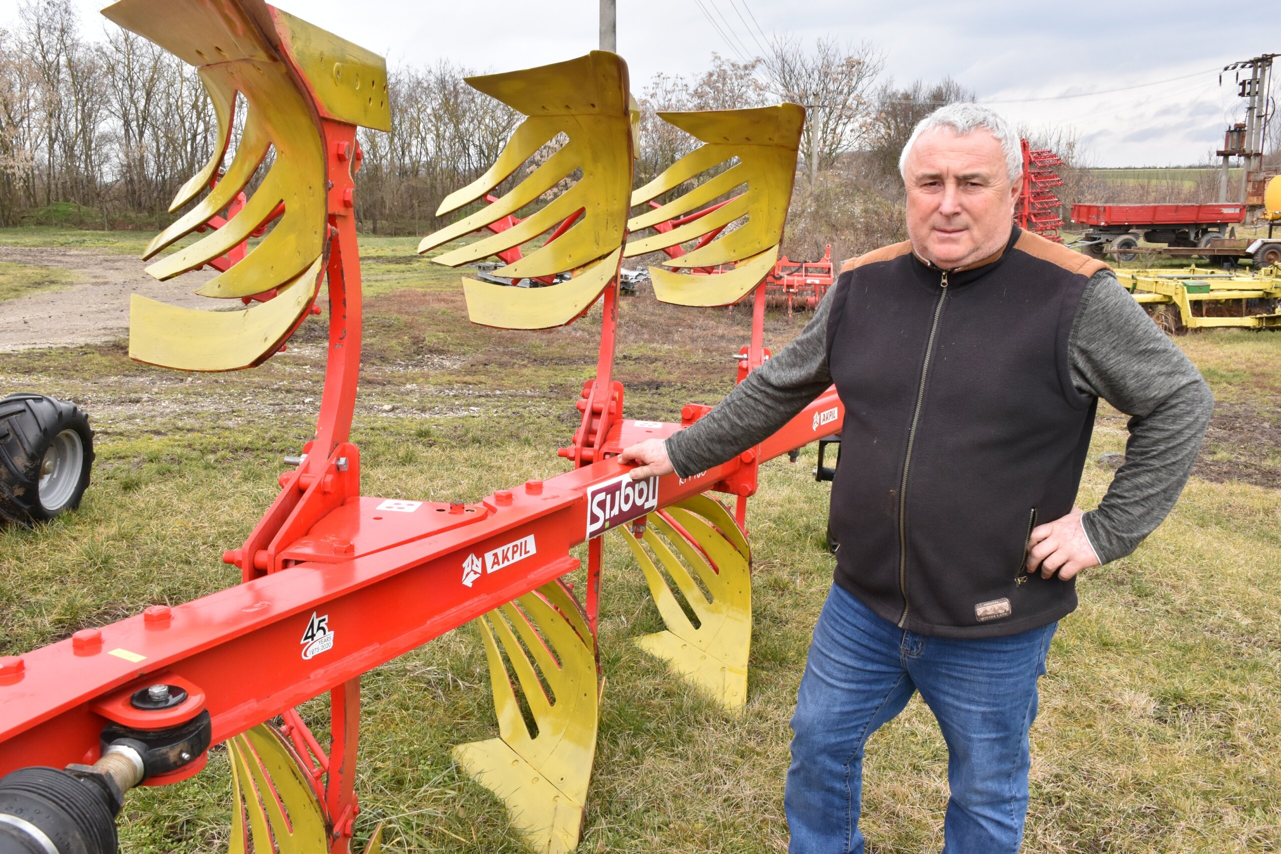 Tibor Keil, mechanizátor AGROAVAR družstvo agropodnikateľov Biňa, pred 4+1 radličným pluhom Akpil.