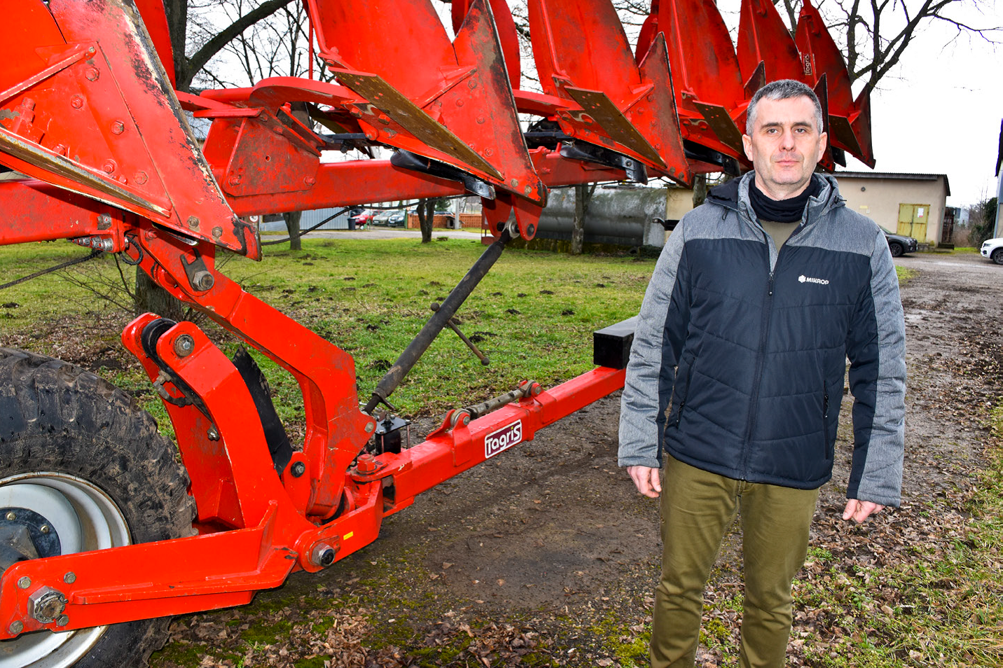 Ing. Ján Poduška, konateľ spoločnosti AGROMARKT Nýrovce, pred 8-radličným pluhom Akpil.