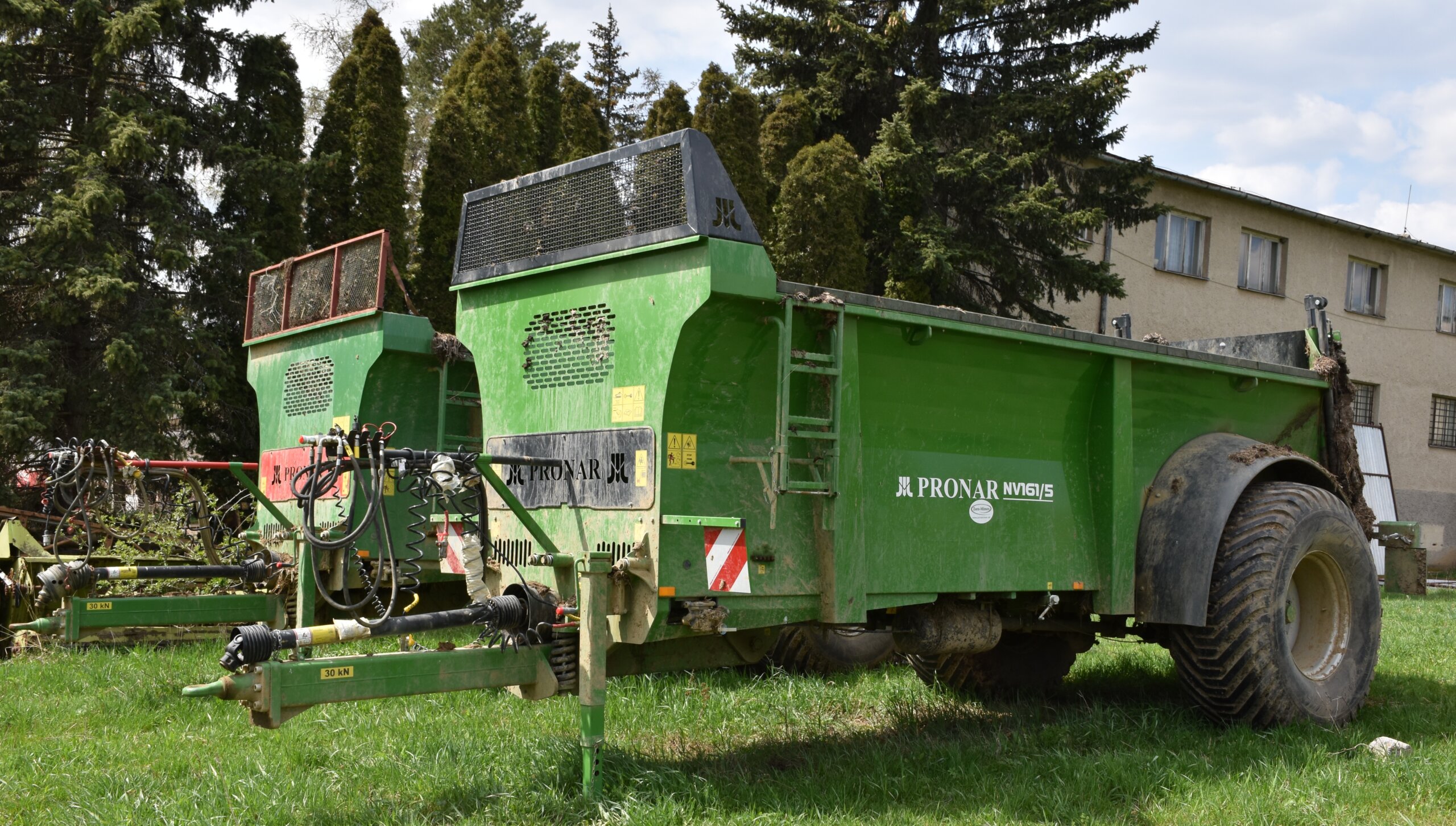 Na maštaľný hnoj používajú v Letanovciach len rozmetadlá Pronar, jedno s nosnosťou 12 ton a druhé 14 ton.