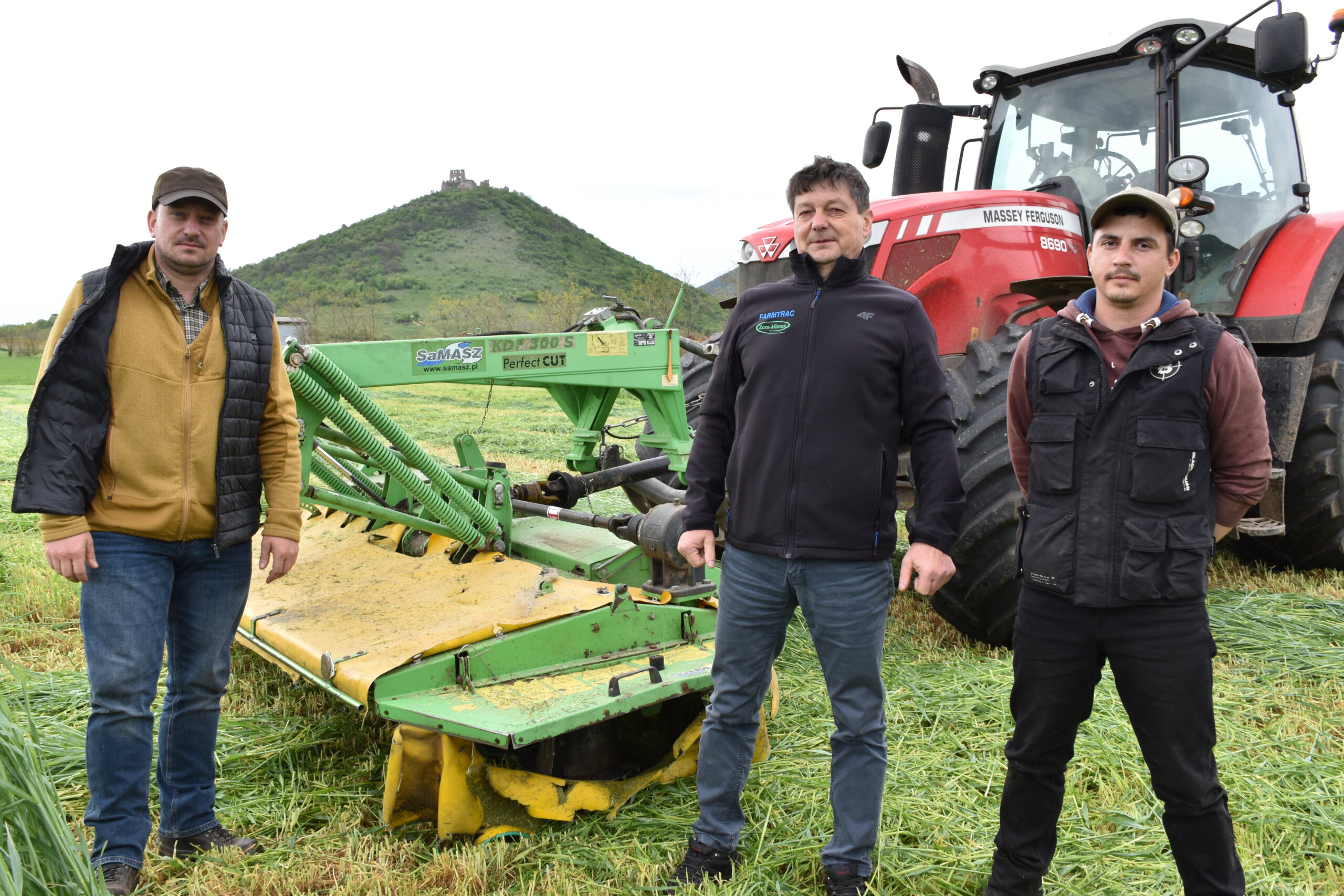 Na snímke zľava: Agronóm Ing. Ladislav Katona, Ing. Stanislav Hedmeg a obsluha stroja Robert Székessi.