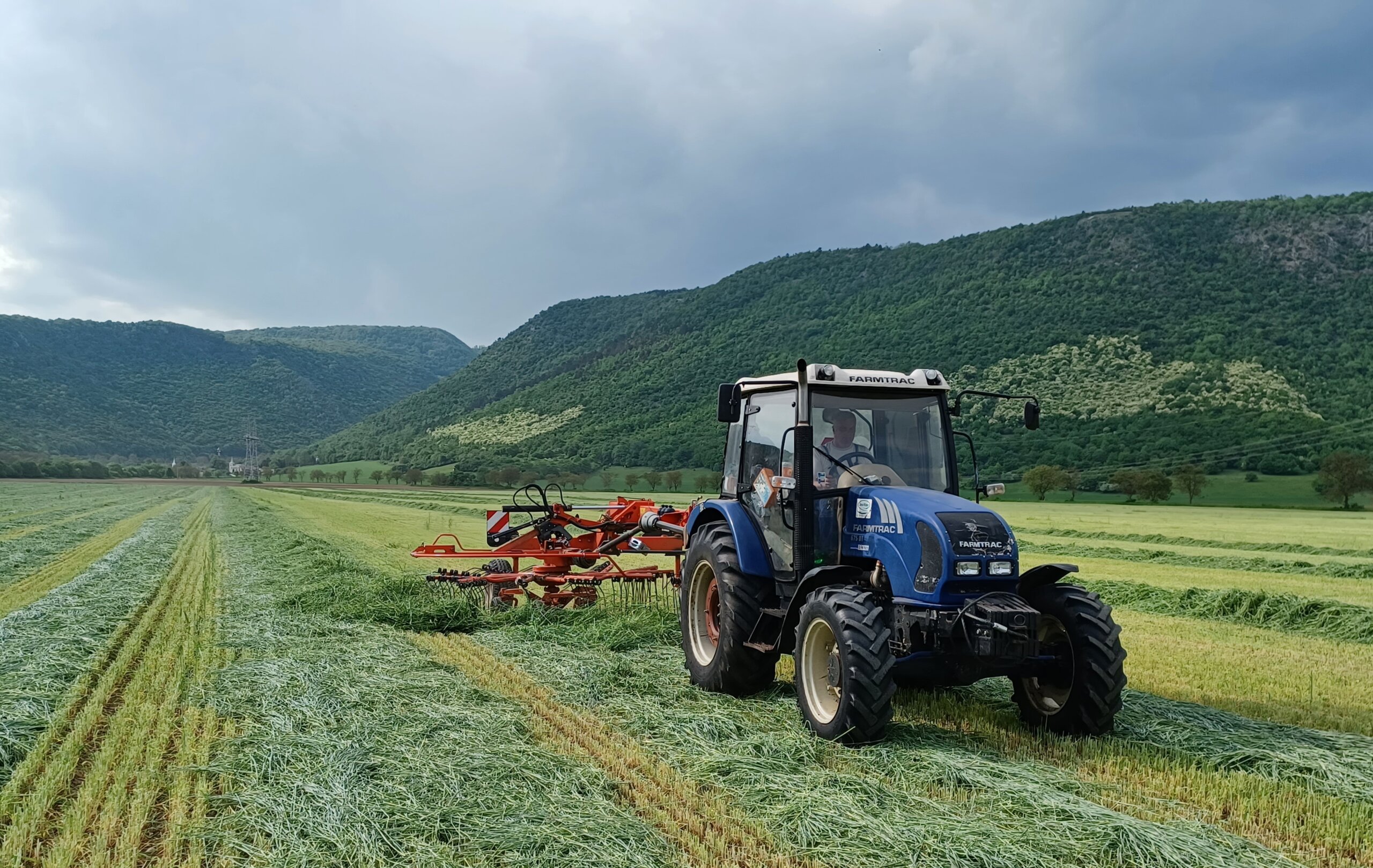 Traktory Farmtrac používajú pri zbere krmovín alebo na rôzne obslužné práce. 