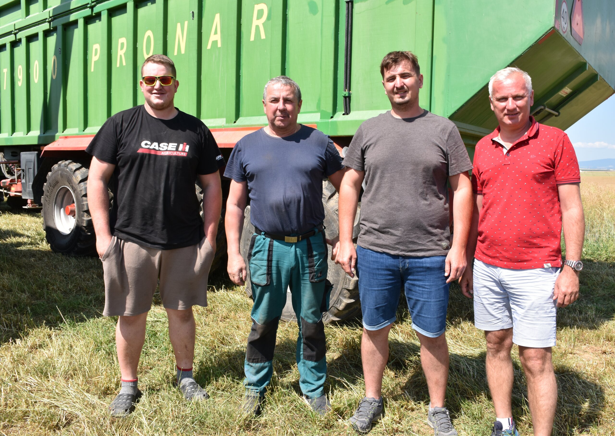 Na snímke zľava: Obsluha rezačky Matúš Halmo, obsluha traktora Milan Benko, mechanizátor Ing. Igor Belica a Ing. Rastislav Rusko zo spoločnosti Agropat Radošina. Výhradným dovozcom techniky Pronar na Slovensko je spoločnosť Zora-Mimex, spoločnosť Agropat patrí medzi ich regionálnych predajcov. 