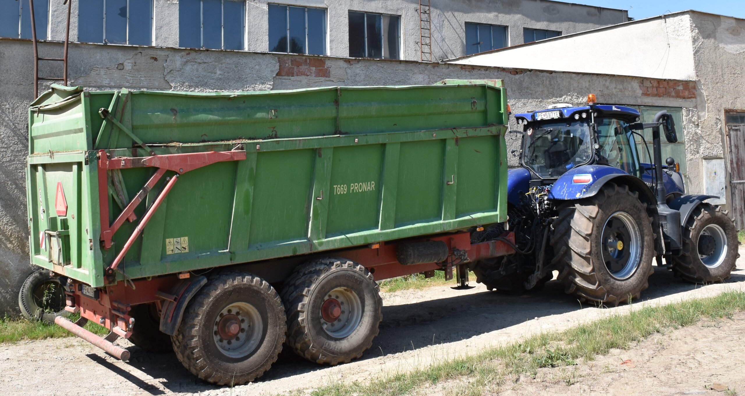 Vozy T669 využívajú na rôzne práce ako napríklad vývoz hnoja alebo počas žatvy. Tieto vozy kúpili ešte bez riadenej nápravy, dnes by sa už určite rozhodli inak. 