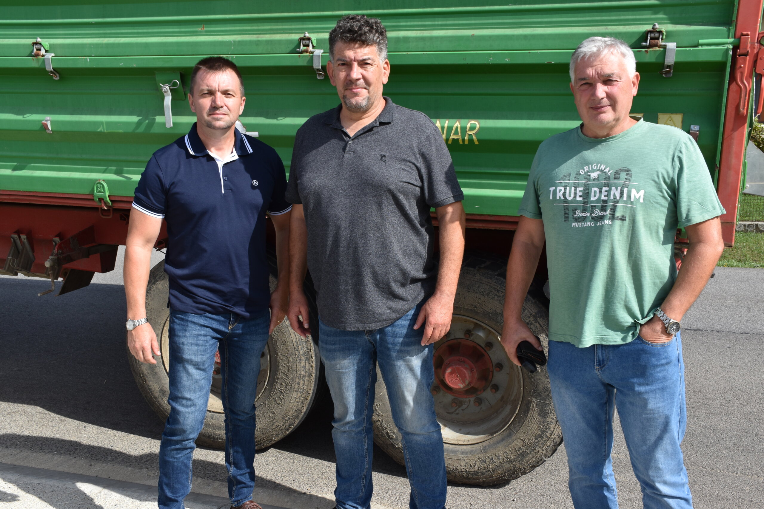 Na snímke zľava: Konateľ predajcu strojov – spoločnosti NGAL Csaba Nagy, Adrián Nagy a agronóm Oto Škerlec. 