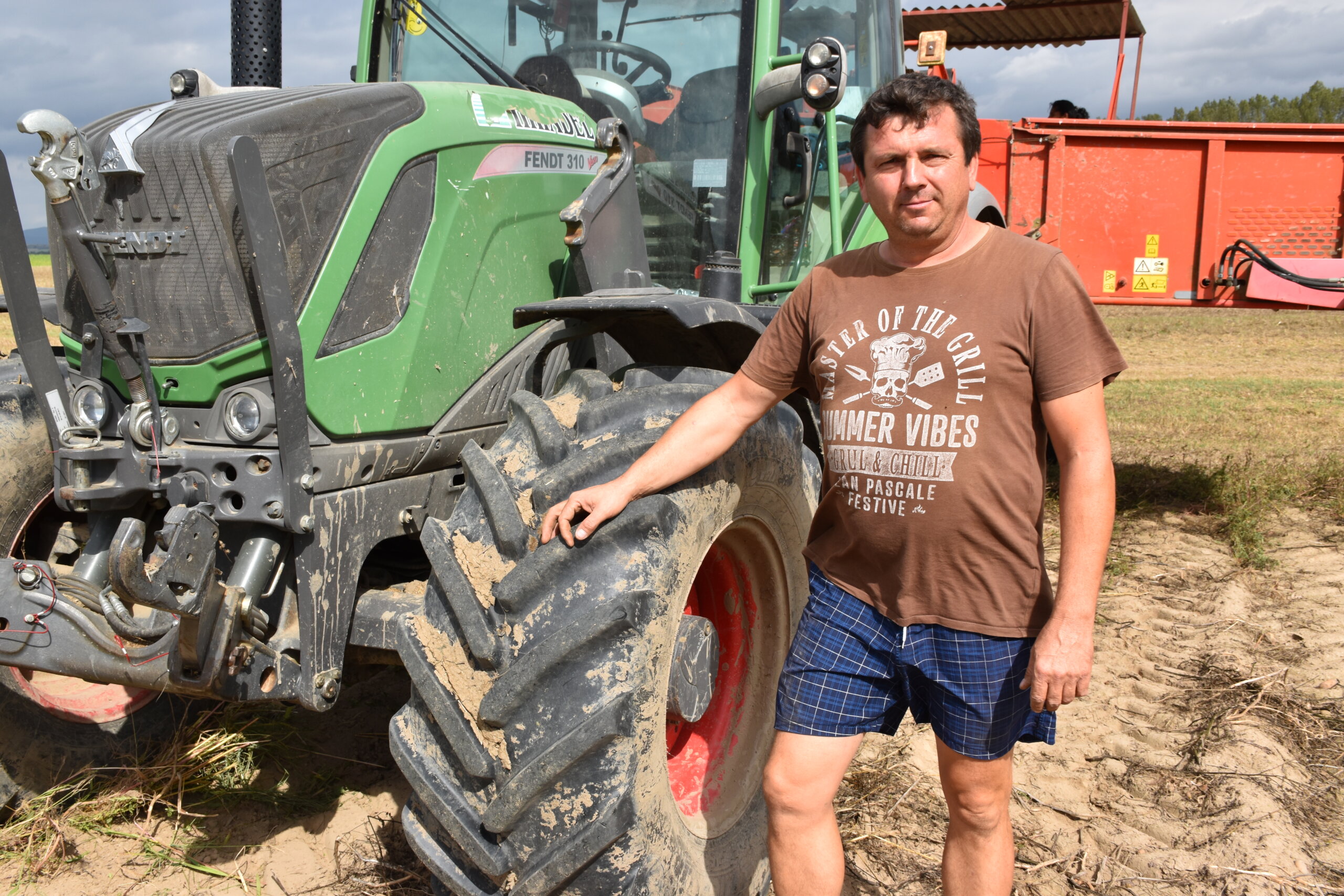 Barnabáš Baláž je švagrom Adriána Nagya. Počas reportáže sme ho zastihli pri zbere zemiakov, ktoré tento rok pestujú na výmere 16 hektárov. 