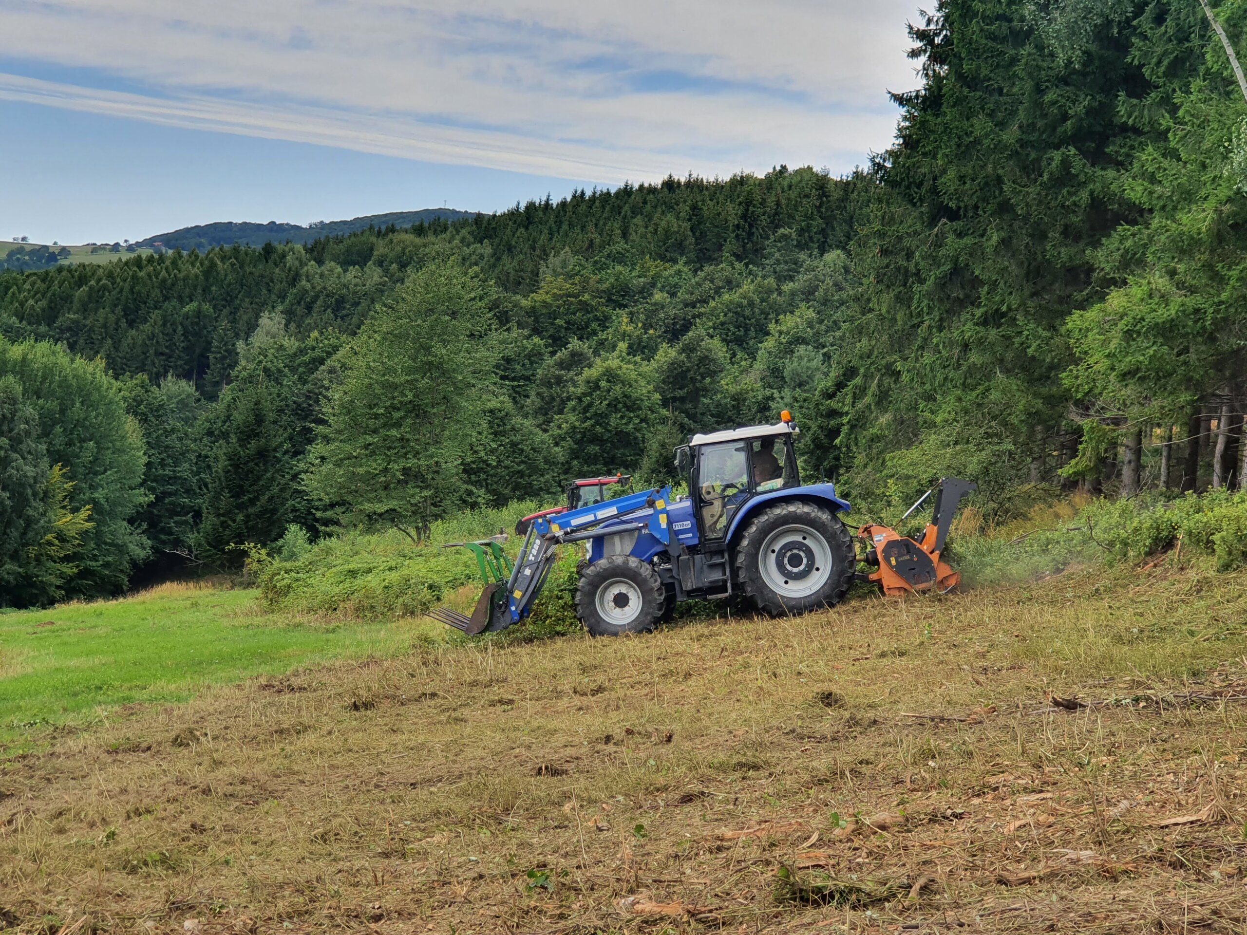 K dvom traktorom Farmtrac pribudne čoskoro tretí. Na snímke s frézou pri čistení pozemkov od náletových drevín.