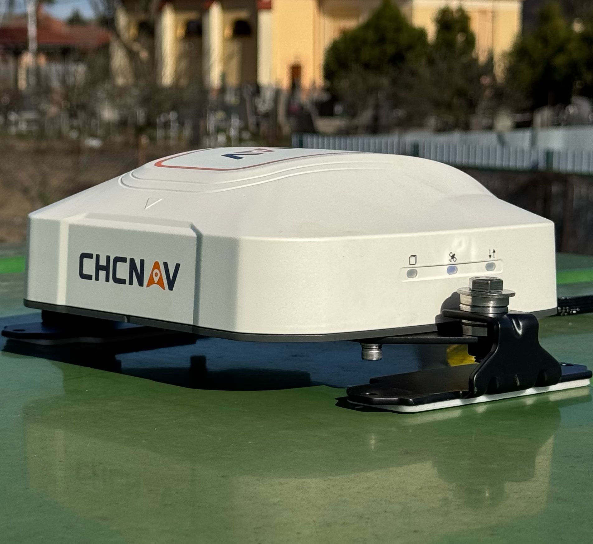 Súčasťou automatickej navigácie s autopilotom je aj veľký a prehľadný farebný dotykový displej (uhlopriečka 30,7 cm).